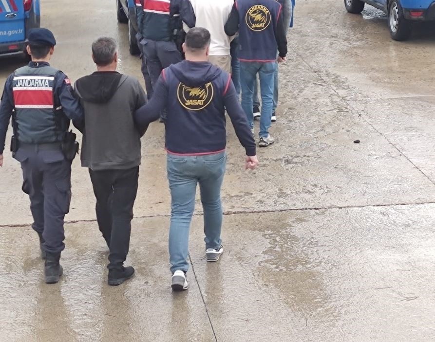 Bolu’da ’çocuğa cinsel istismar’ ve ’dolandırıcılıktan’ aranan 2 kişi yakalandı