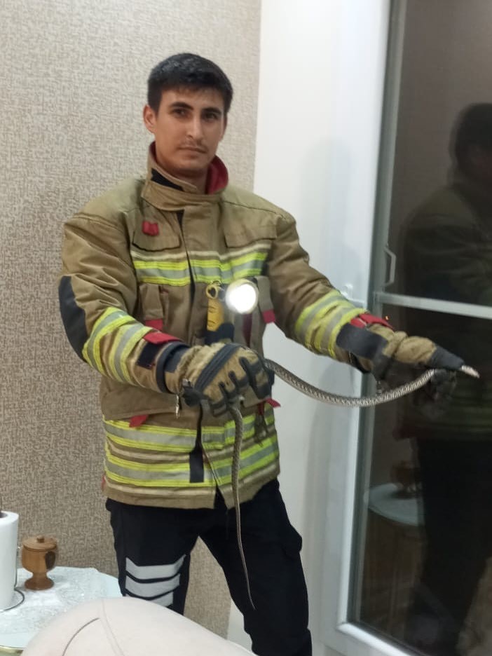 Erzin ve İskenderun’da eve giren yılanları itfaiye yakaladı