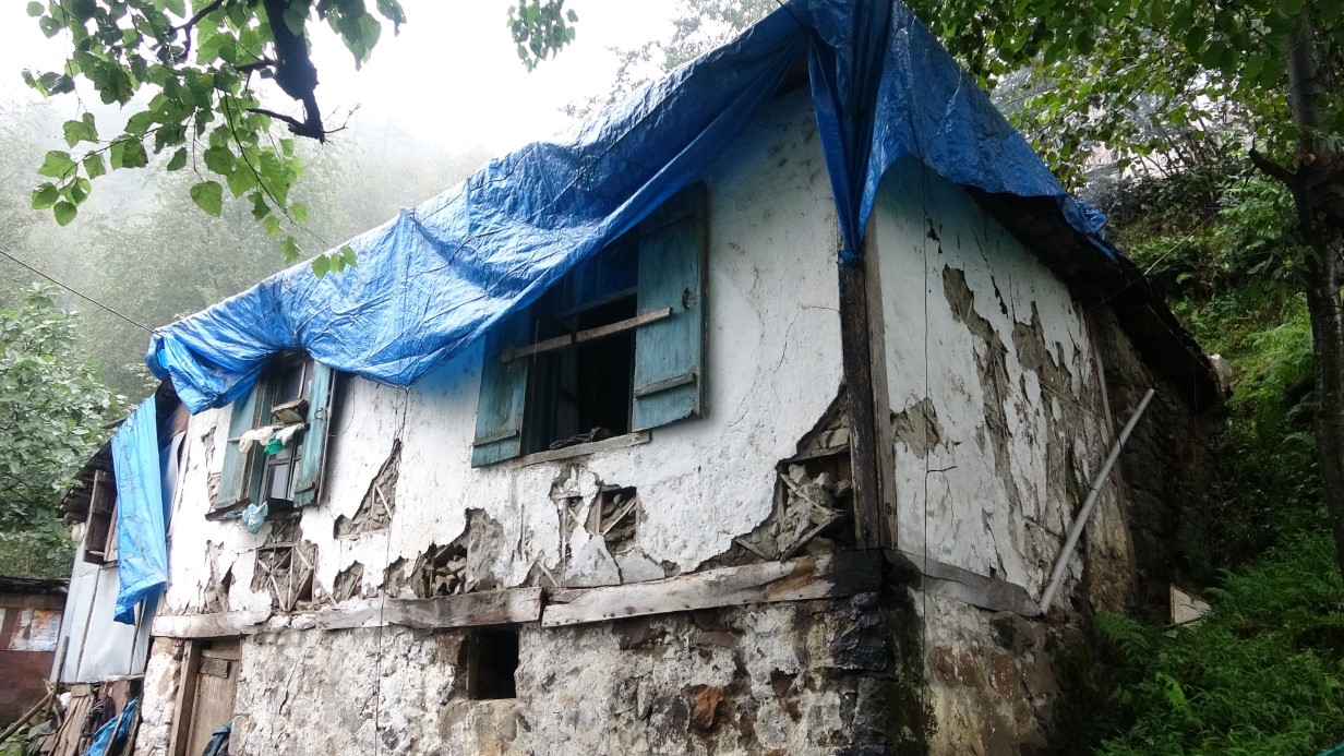 Şehit oğlundan ayrılmamak için harabe evde yaşam mücadelesi veriyor