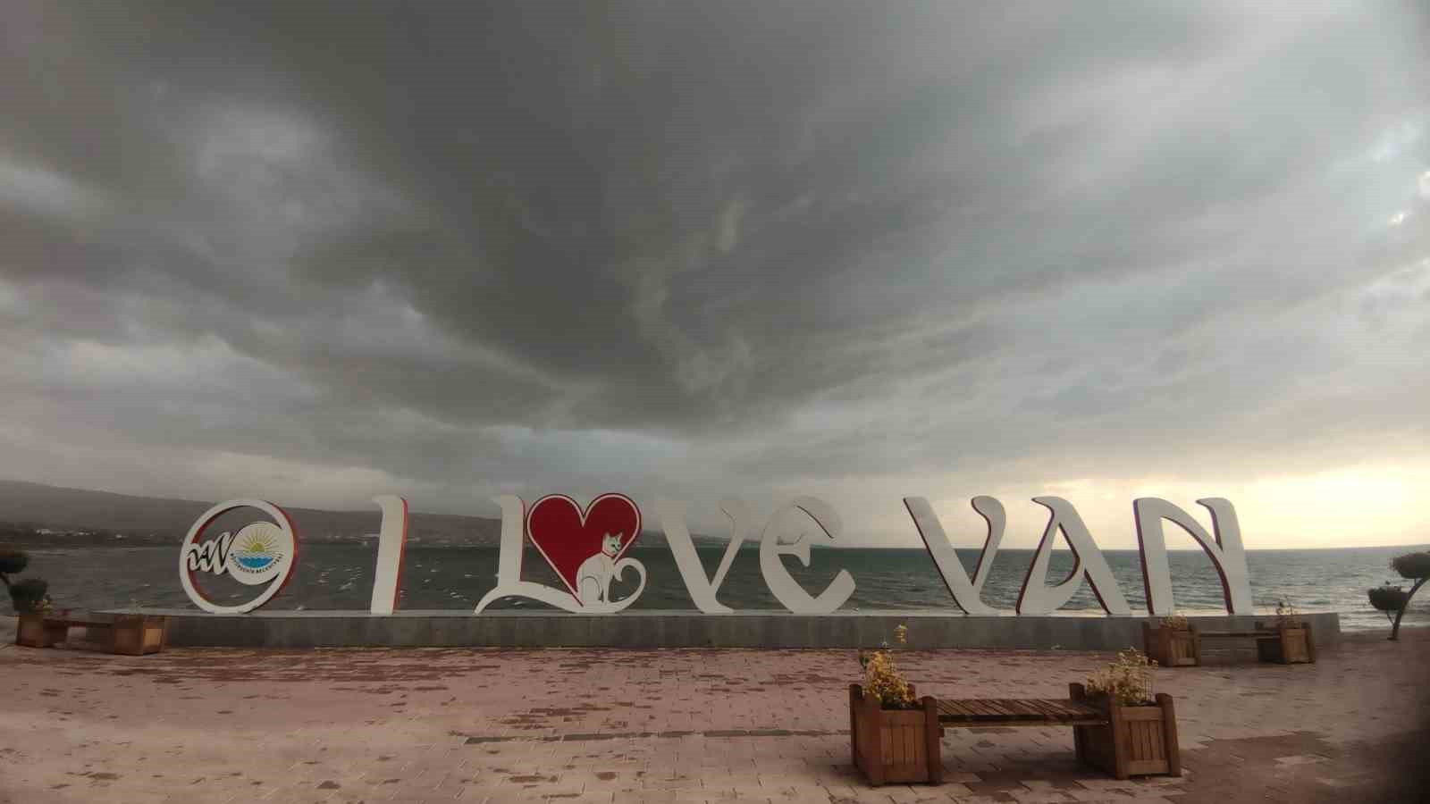 Van’da dolu ve sağanak etkili oldu: Van Gölü’nde dalgalar yükseldi