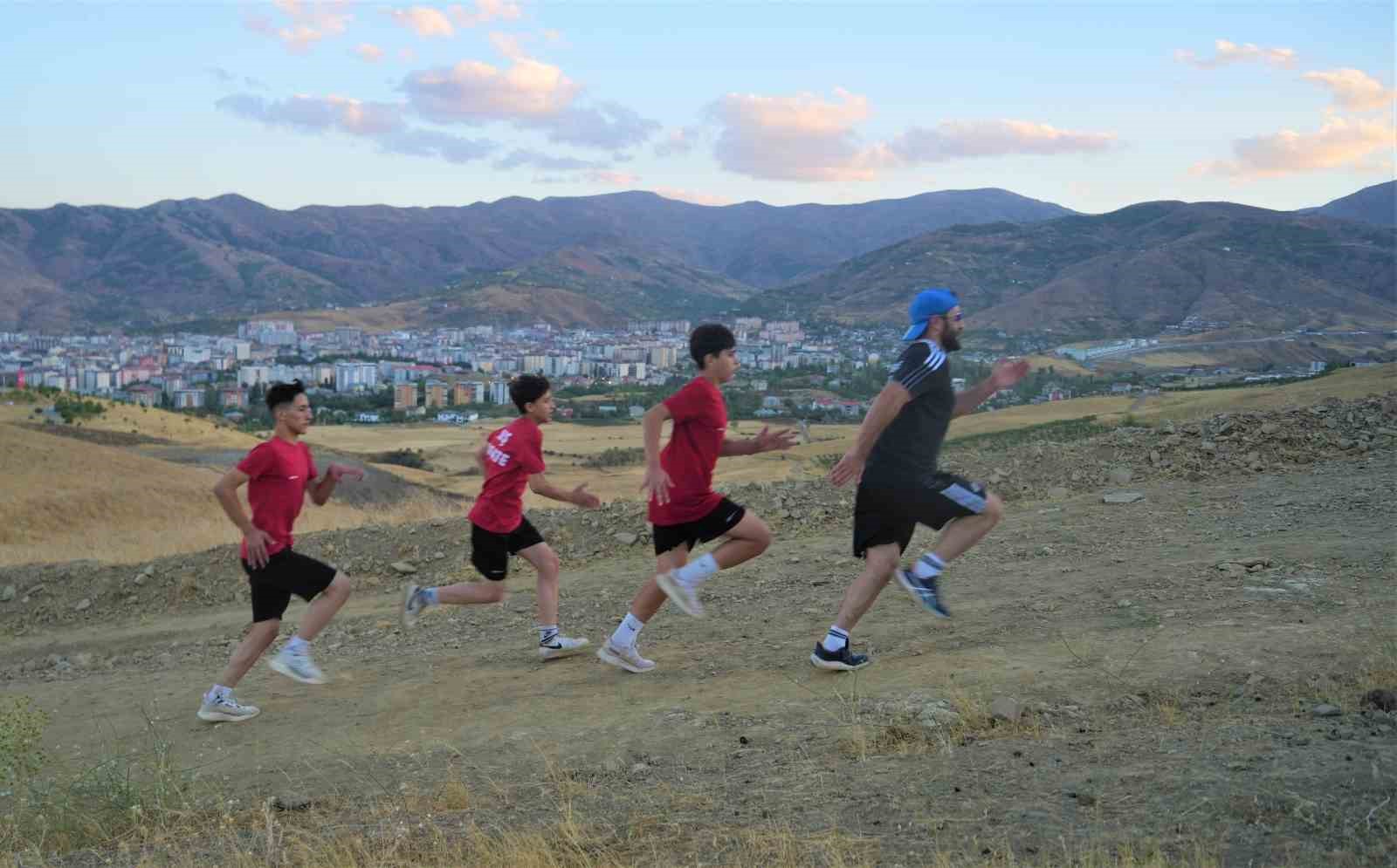 Muş’ta karate sporcuları dağ koşusuyla kondisyon artırıyor