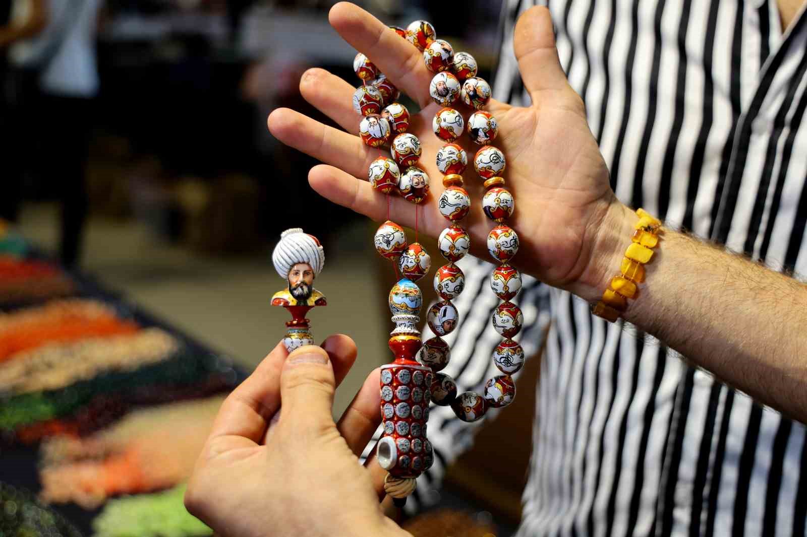 Padişah portreli tespihler görücüye çıktı