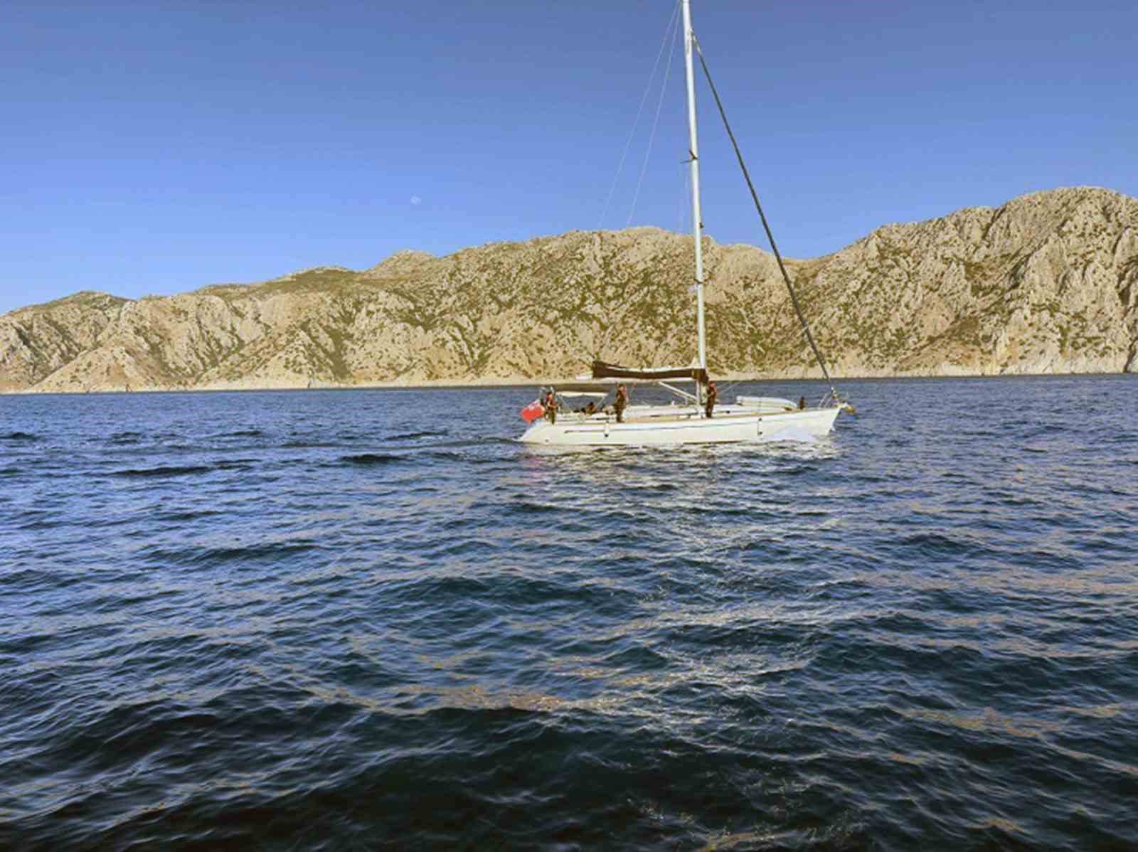 Yelkenli teknede 80 düzensiz göçmen ve 2 göçmen kaçakçısı yakalandı