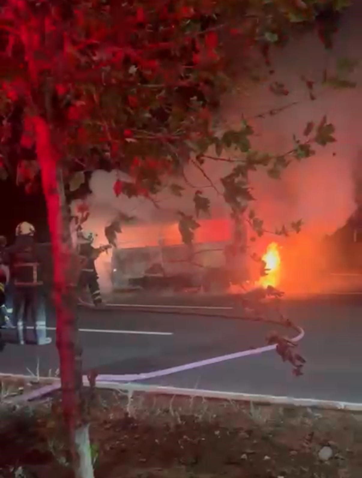 Diyarbakır’da park halindeki minibüs alevlere teslim oldu