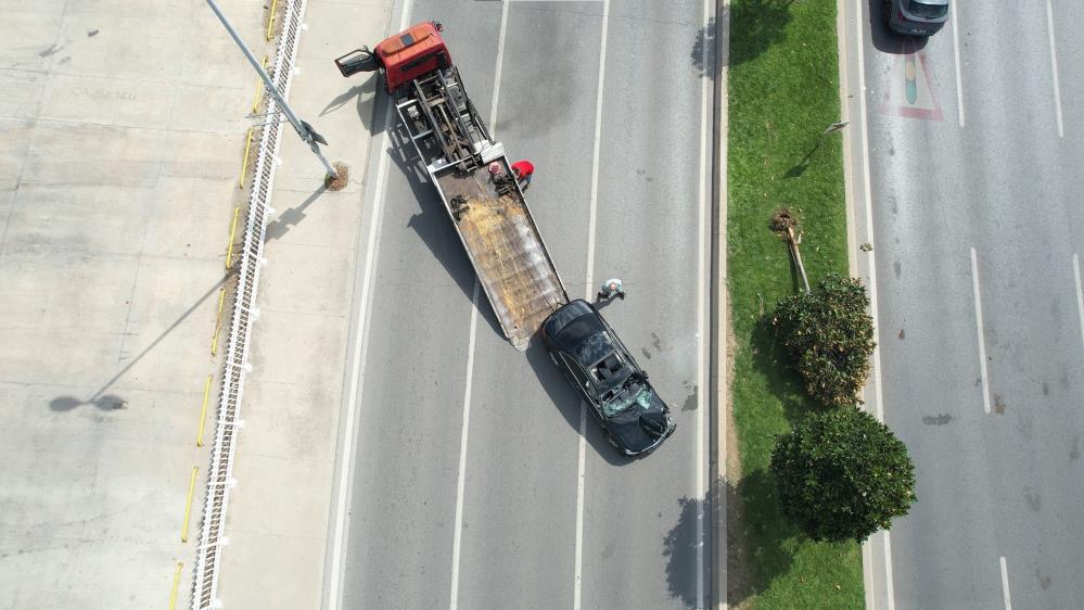 Pendik Sahil Yolu’nda kaza: Lüks otomobil takla atarak devrildi