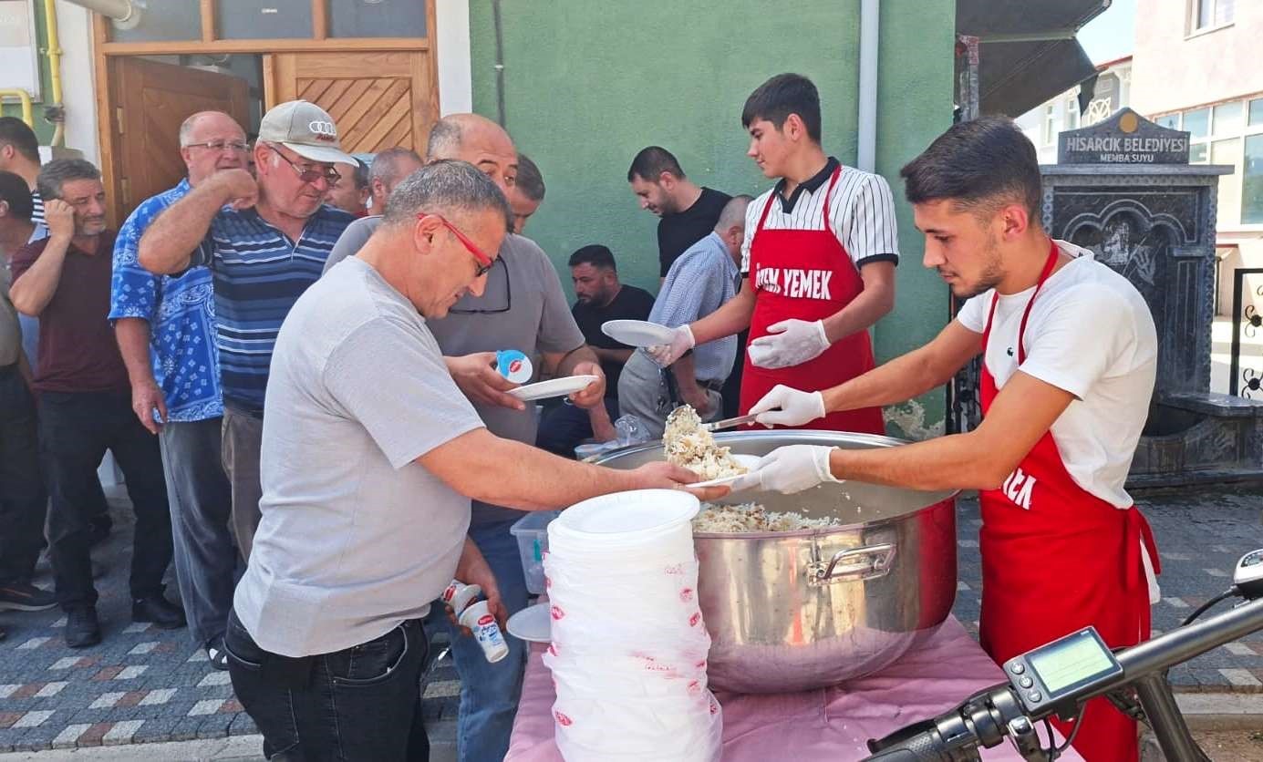 Hisarcık’ta Mevlid-i Nebi Haftası dolayısıyla vatandaşlara pilav dağıtıldı