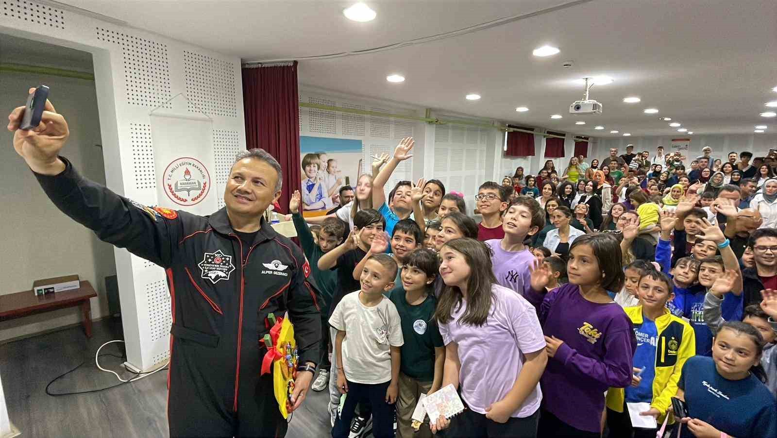 Türkiye’nin ilk astronotu Alper Gezeravcı, Karaman’da öğrencilerle buluştu