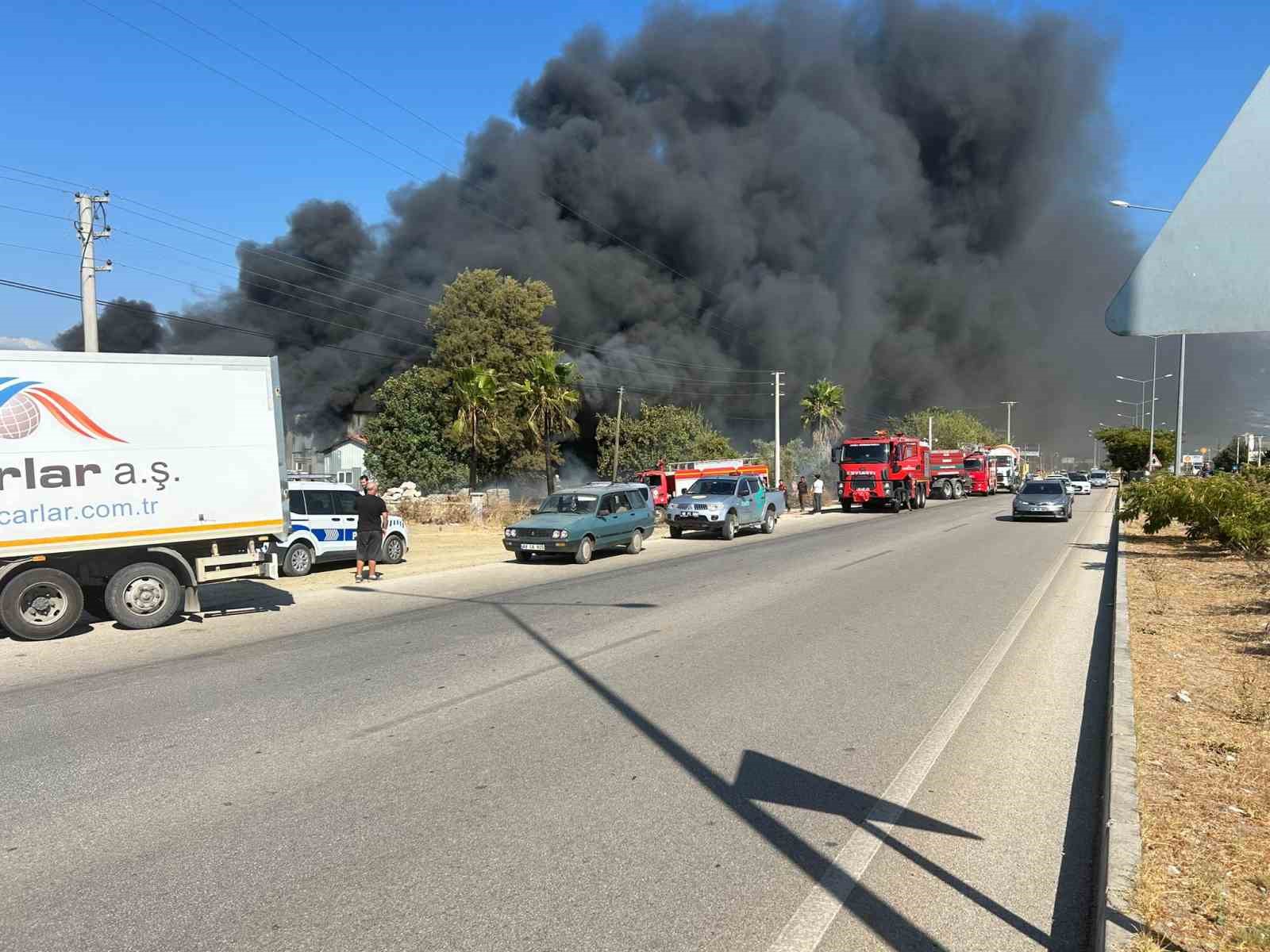 Seydikemer’de kereste deposunda yangın