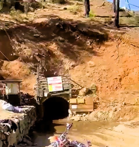 Krom madeninde meydana gelen göçükte 2 işçi mahsur kaldı