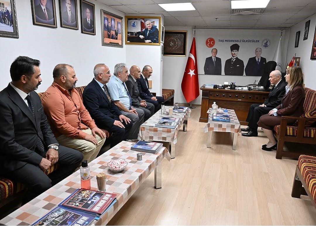 MHP Lideri Bahçeli, Taş Medreseli ülkücüleri ziyaret etti