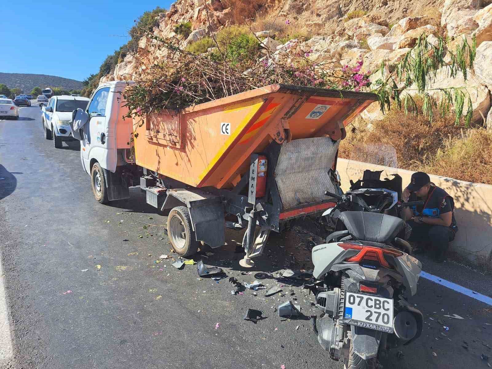 Motosiklet, atık toplama aracına çarptı: 1 ölü