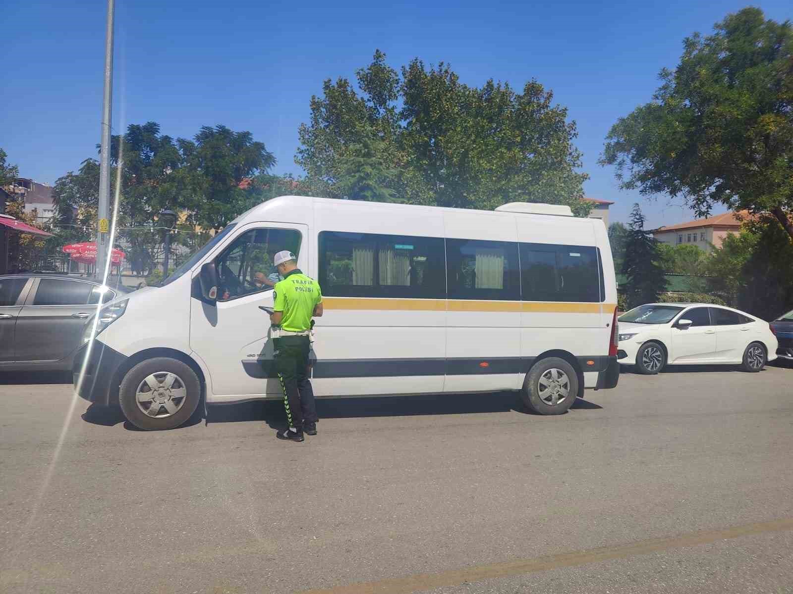 Manisa’da 2 okul servis aracı trafikten men edildi