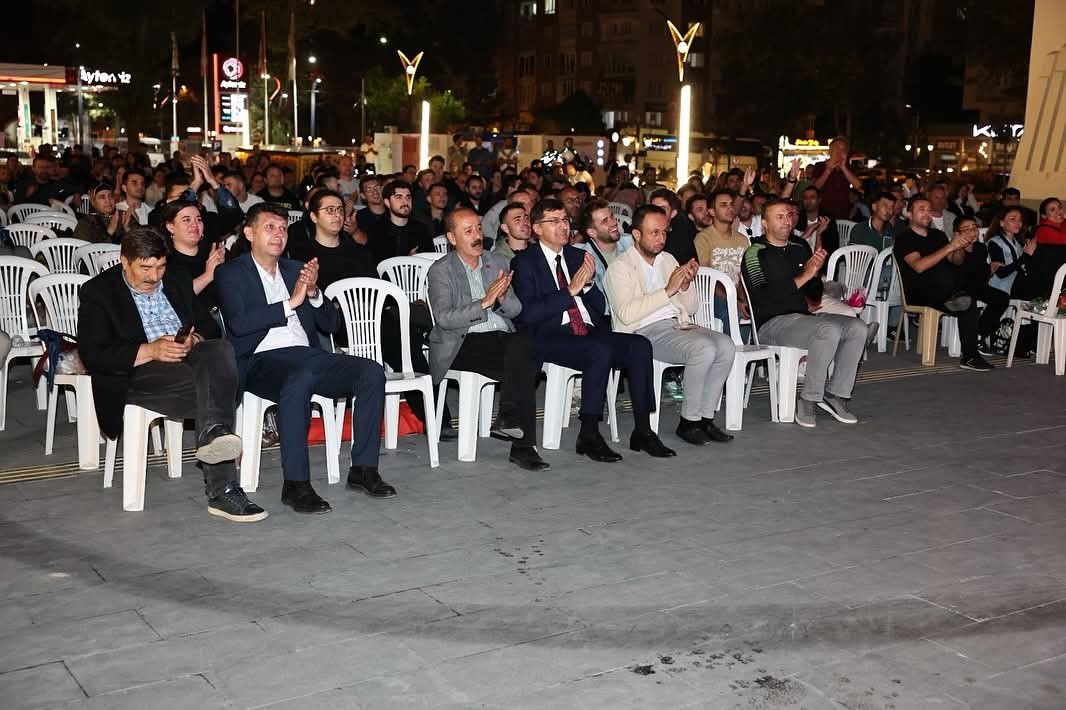 Kütahya’da yarı final heyecanı dev ekranda yaşandı