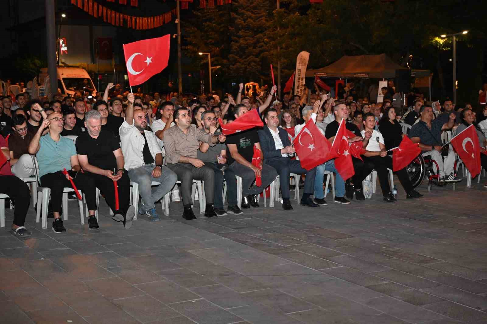 Isparta’da vatandaşlar A Milli Erkek Basketbol Takımı’nın zaferini dev ekrandan izlediler
