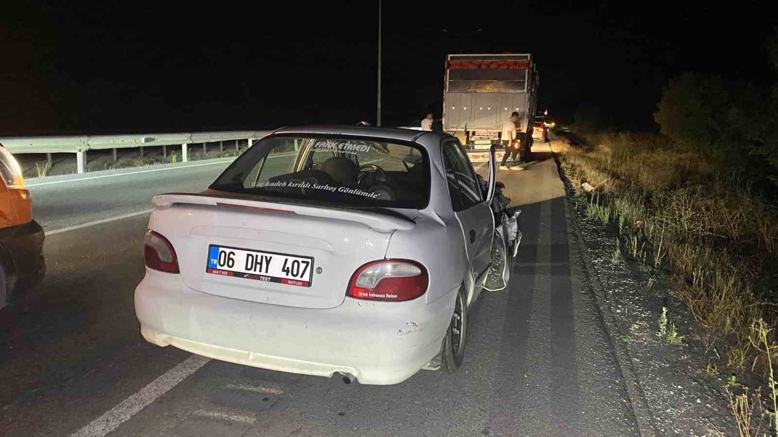 Otomobil kamyona arkadan çarptı: Sürücü kazayı yara almadan atlattı