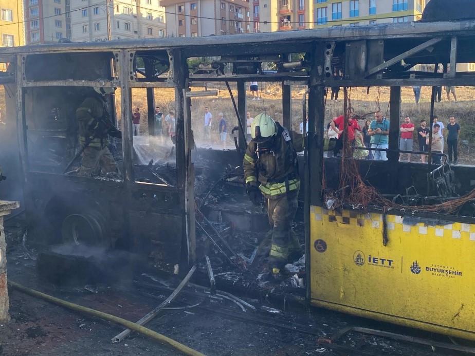 Ümraniye’de İETT otobüsü alev alev yandı