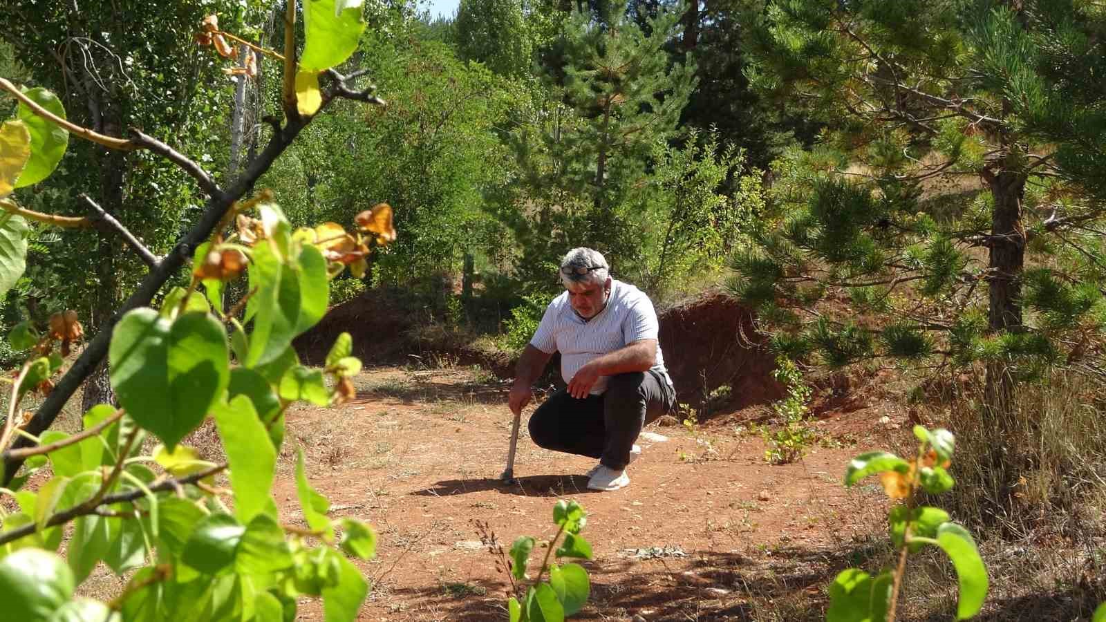 Bayburt’ta kehribarın zorlu mesaisi: Topraktan çıkarılan fosilleşmiş ağaç reçinesi takı ve tespihe dönüştürülüyor