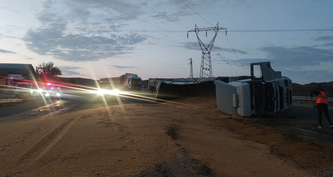 Karşı yola geçen tır, başka bir tıra çarptı: 2 yaralı