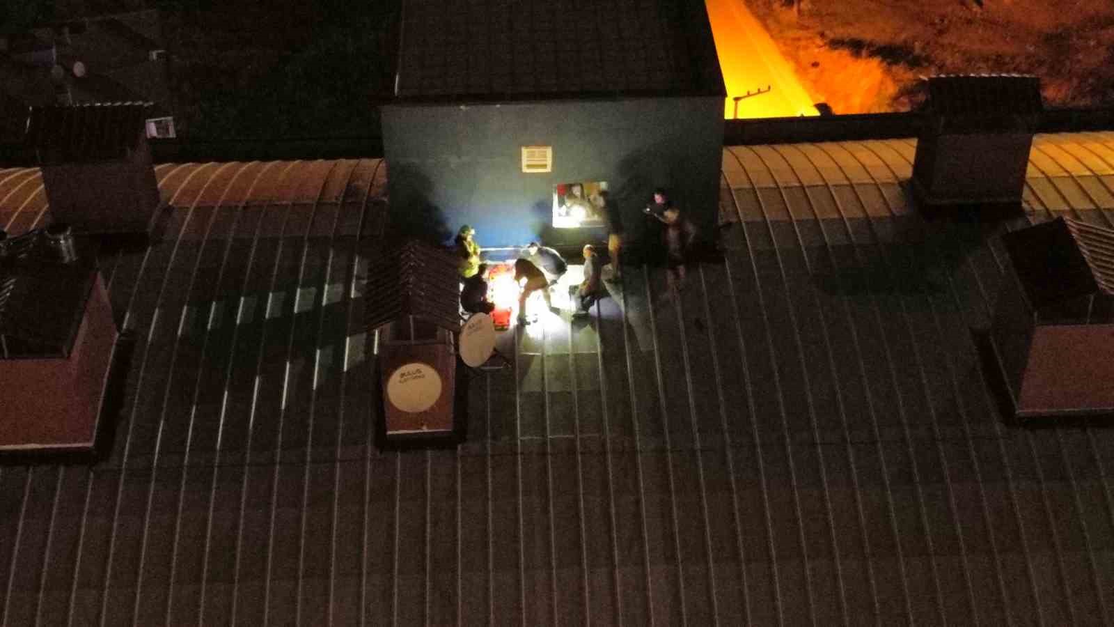 Genç kız çatıya çıktı, kurtarmak isteyenlerle birlikte mahsur kaldı