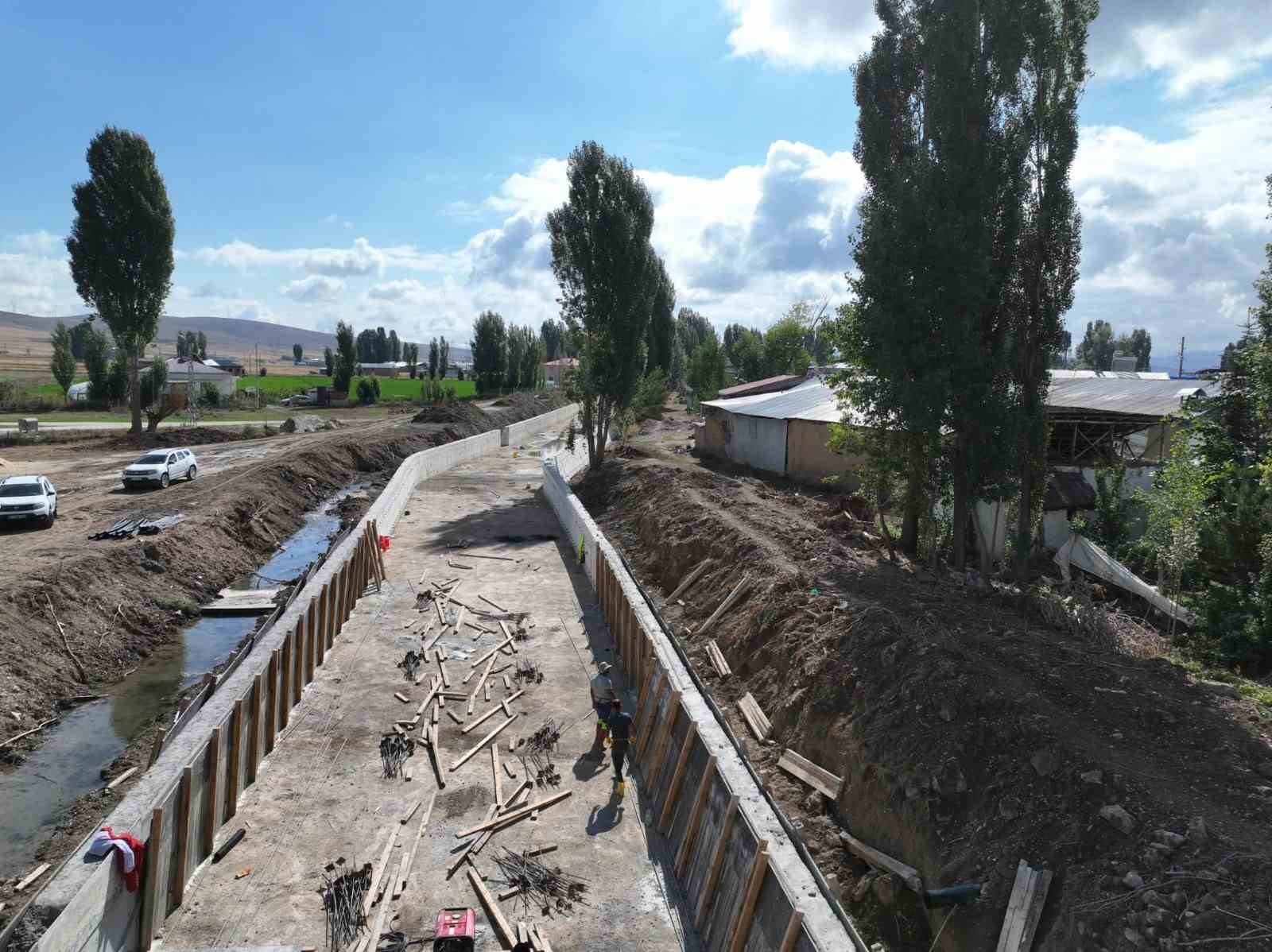 Oruçbeyli köyünde 2. kısım taşkın kontrol inşaatında çalışmalar sürüyor