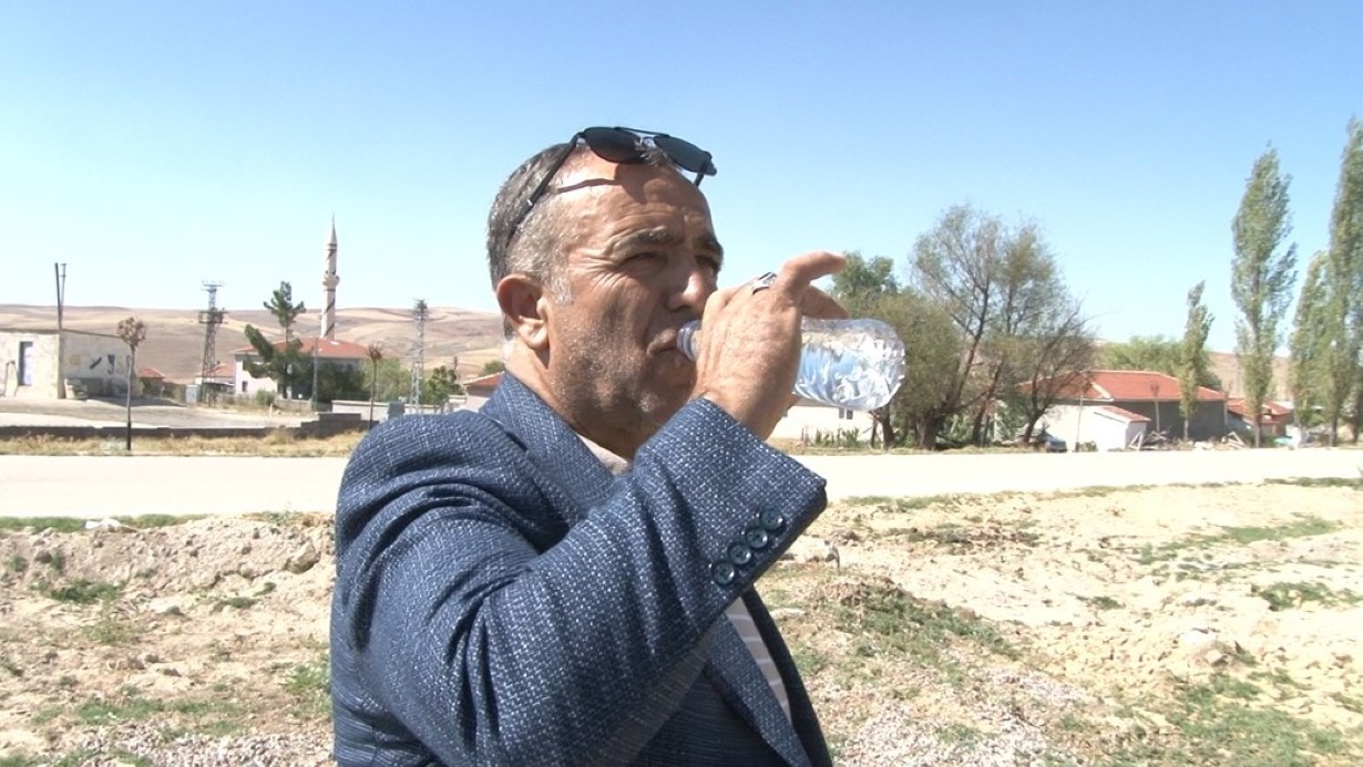 Muhtarın aradığı içme suyu, 291 metrede termal su olarak çıktı