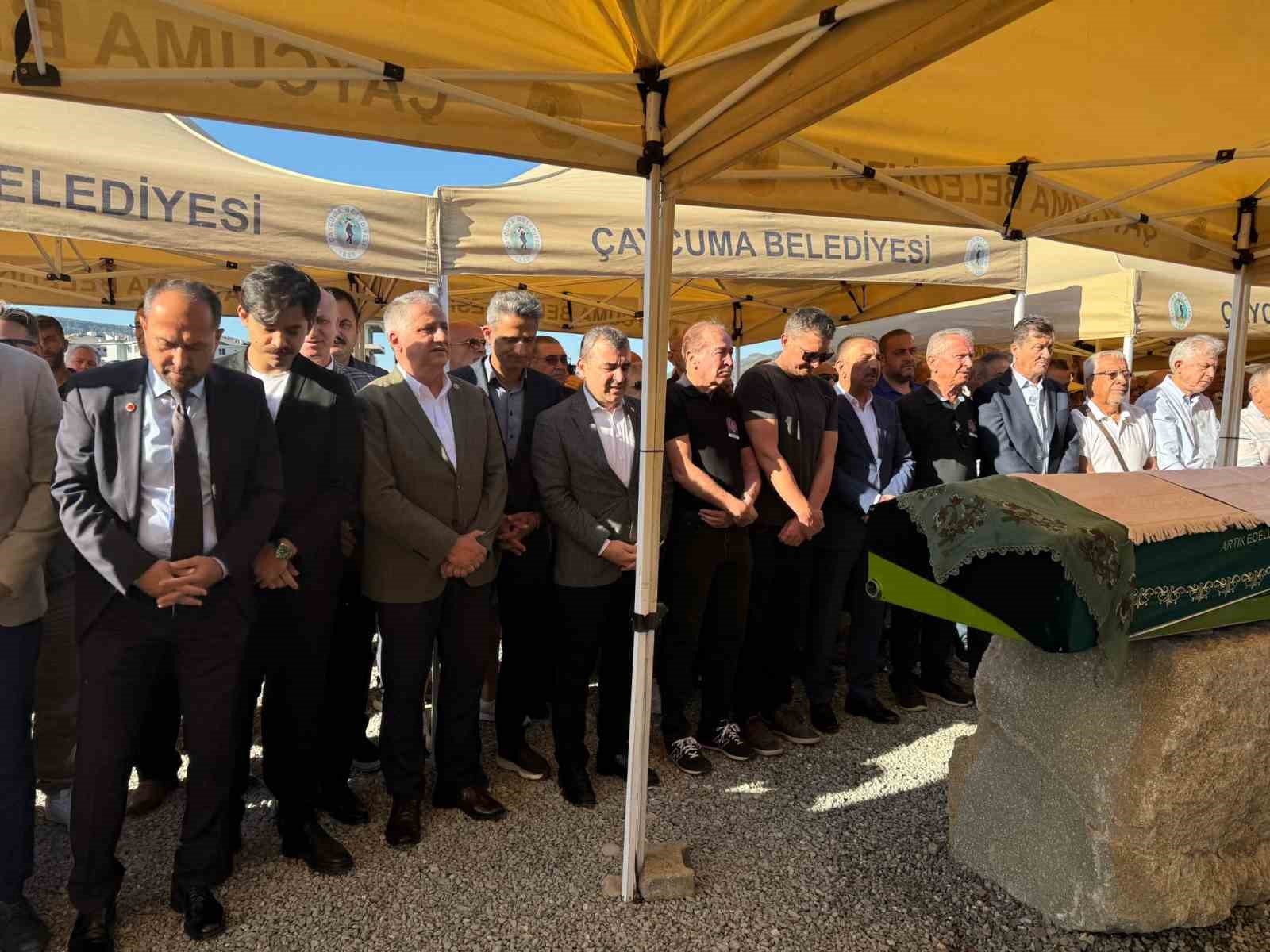 Tedavi gördüğü hastanede vefat eden belediye başkanının eşi toprağa verildi