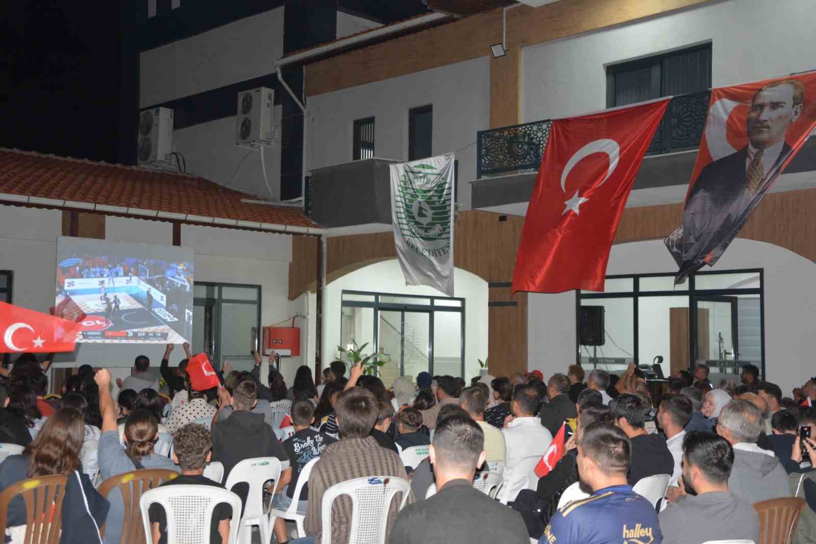 Demirci’de vatandaşlar EuroBasket 2025 final maçını dev ekranlardan izledi