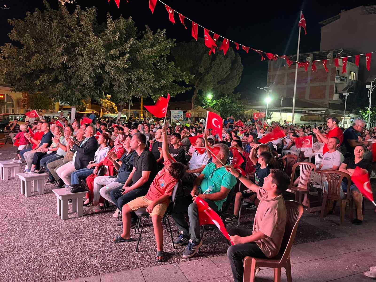 İncirliova’daki vatandaşlar, A Milli Basketbol Takımı maçını dev ekranda izledi