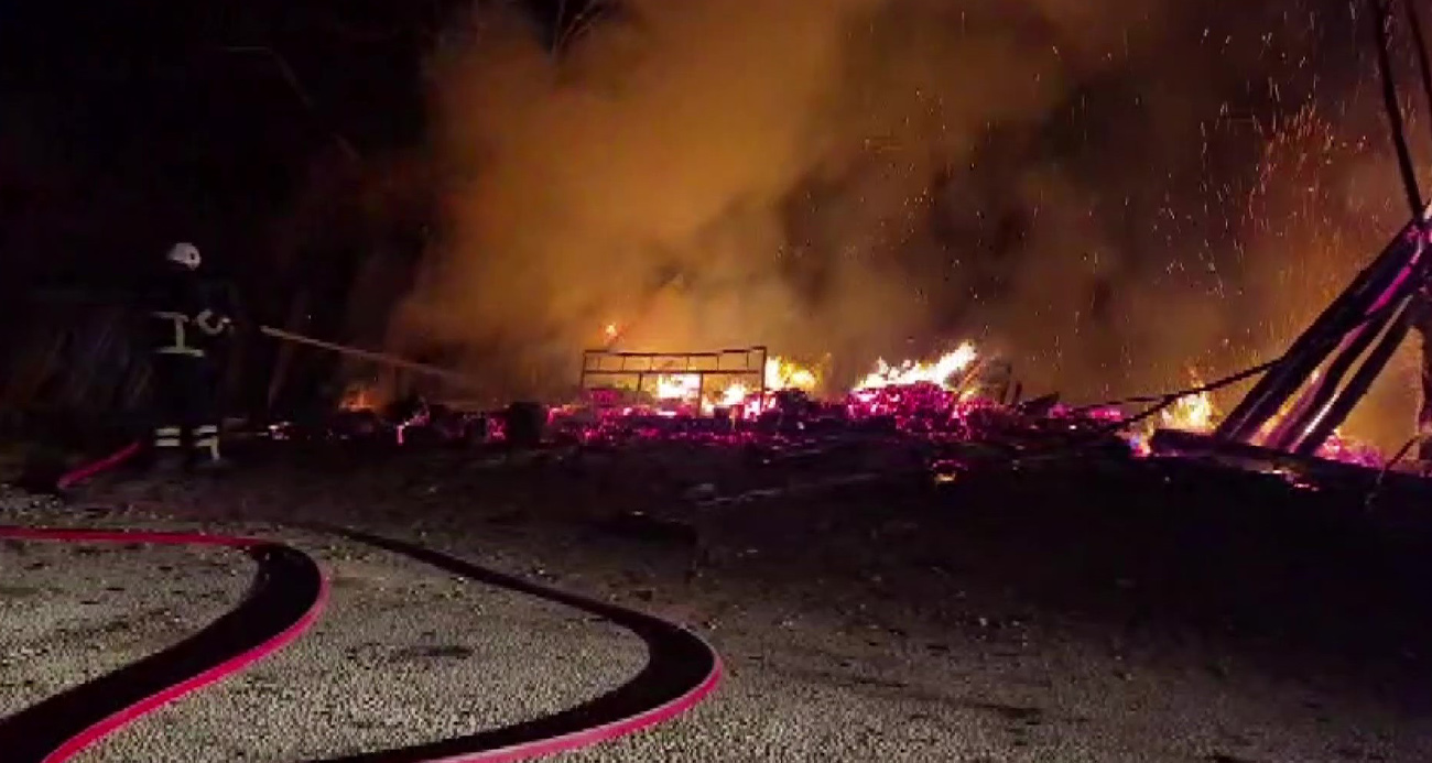 Yanan evdeki tüpün bomba gibi patladığı anlar kamerada