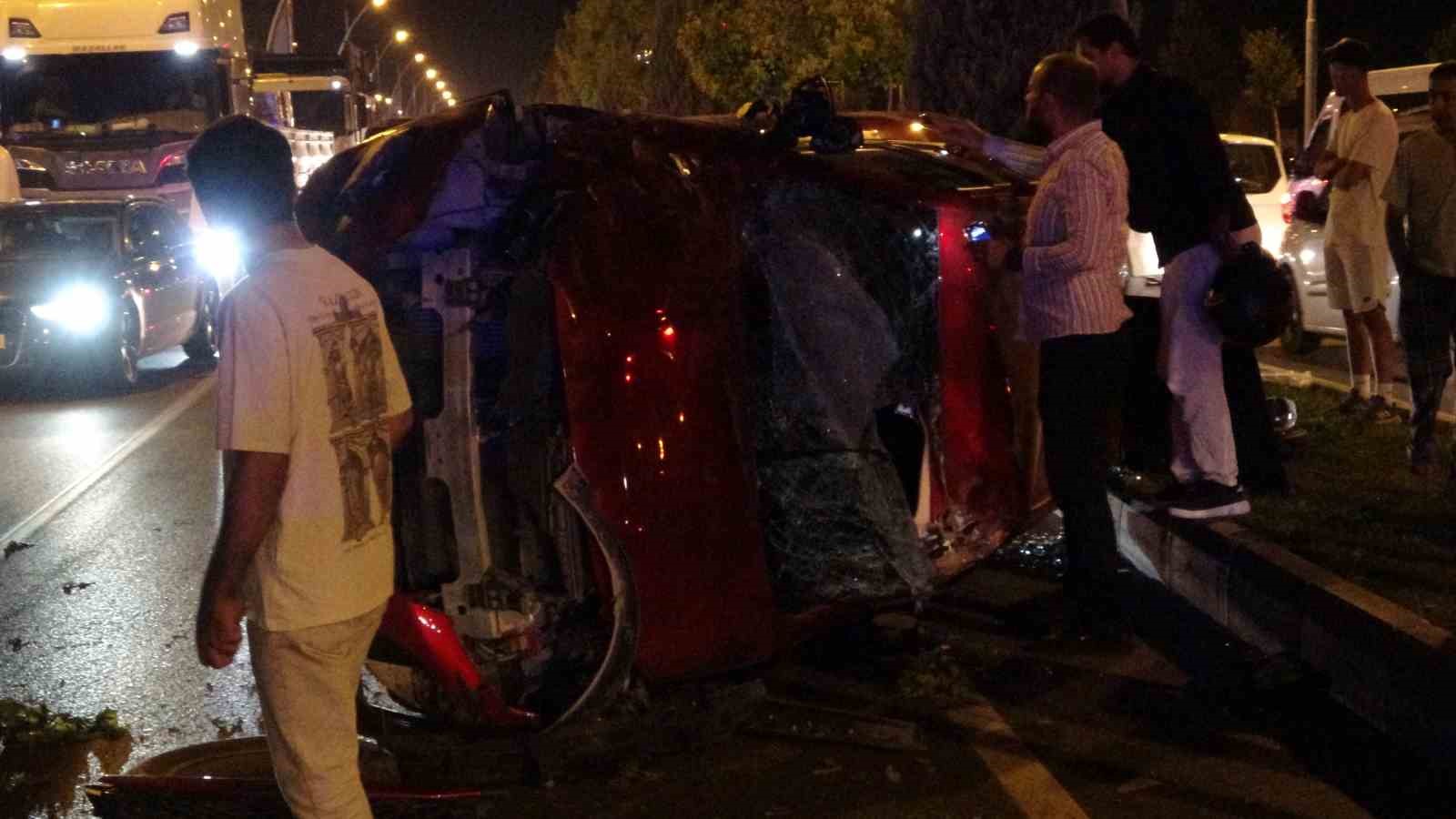 Kontrolden çıkan otomobil önce araca sonra refüje çarpıp karşı şeride geçti: 2 yaralı