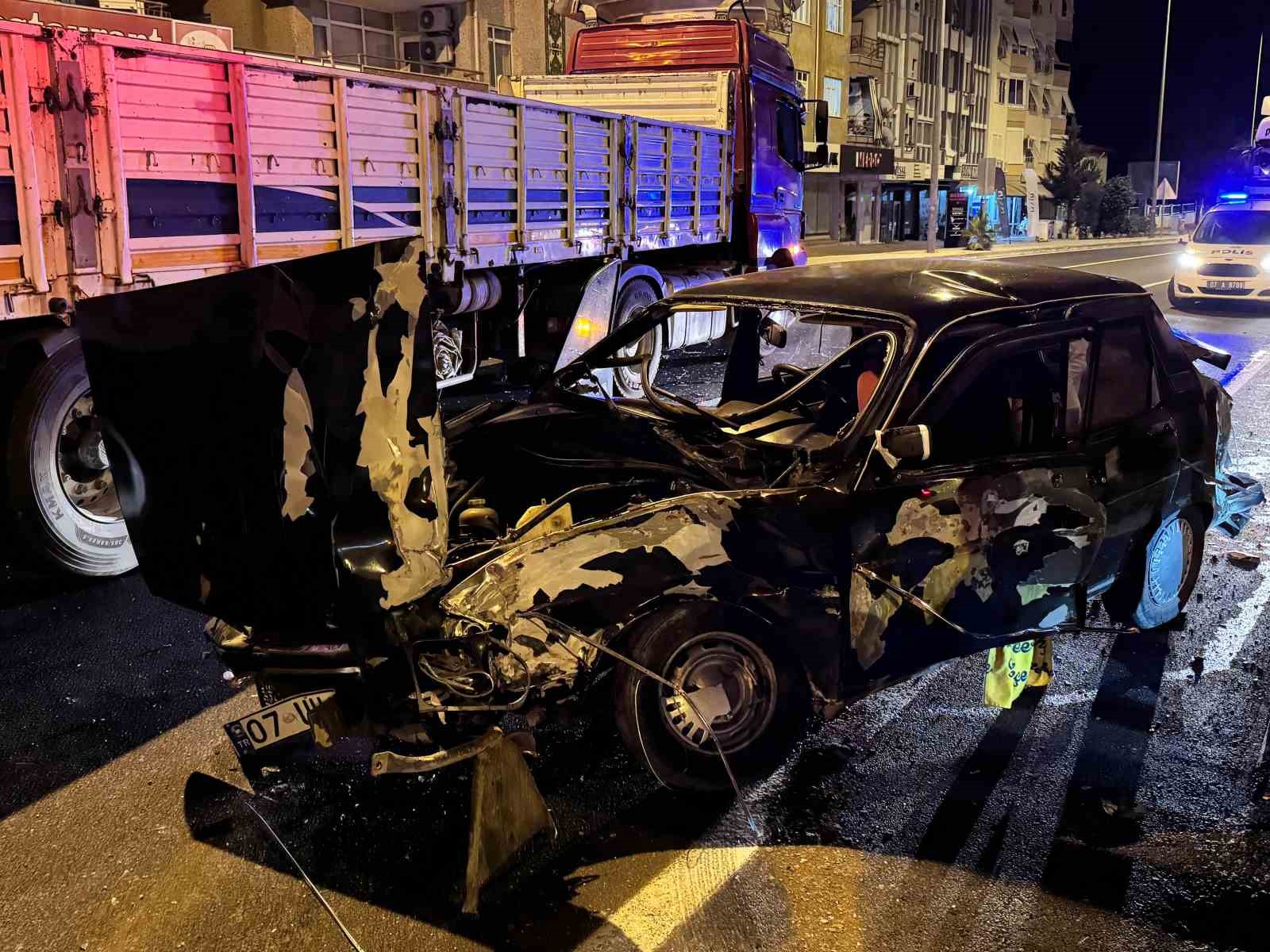 Antalya’da tırla otomobil çarpıştı: 1 ağır yaralı