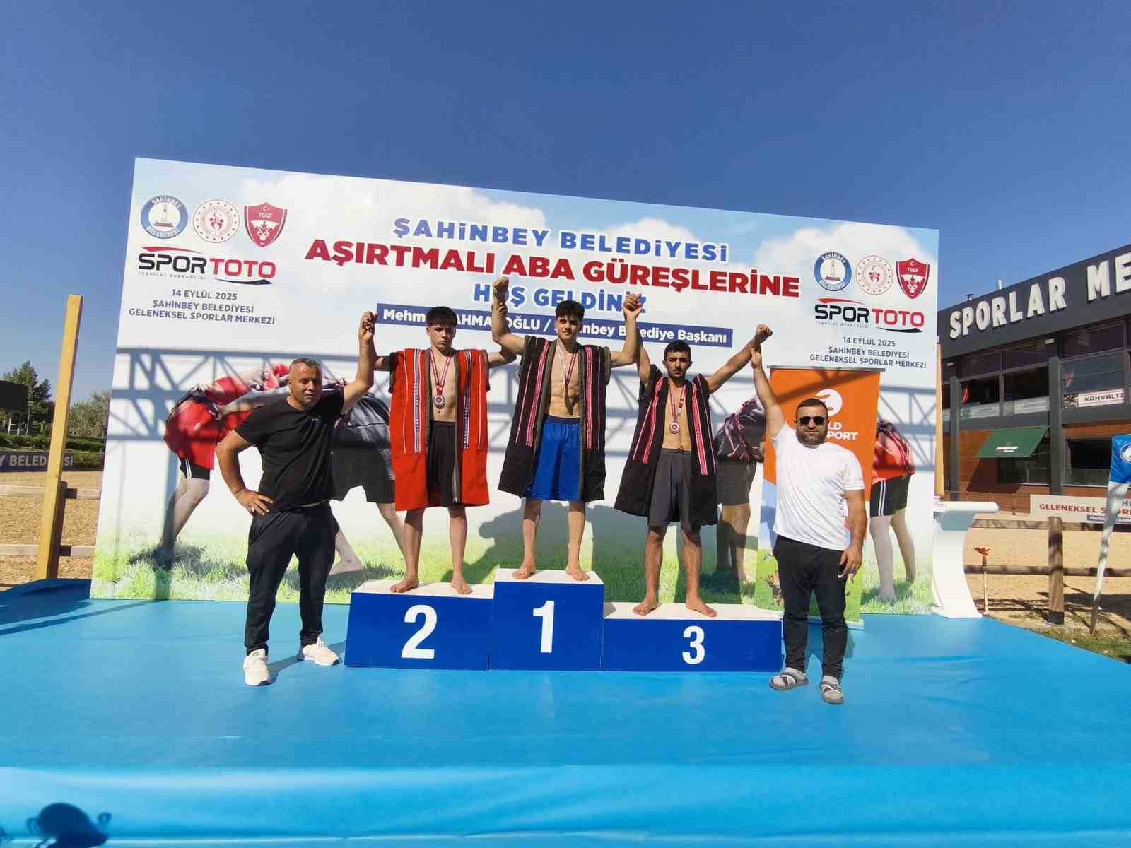 Hakkarili sporcular 5 madalyayla kente döndü