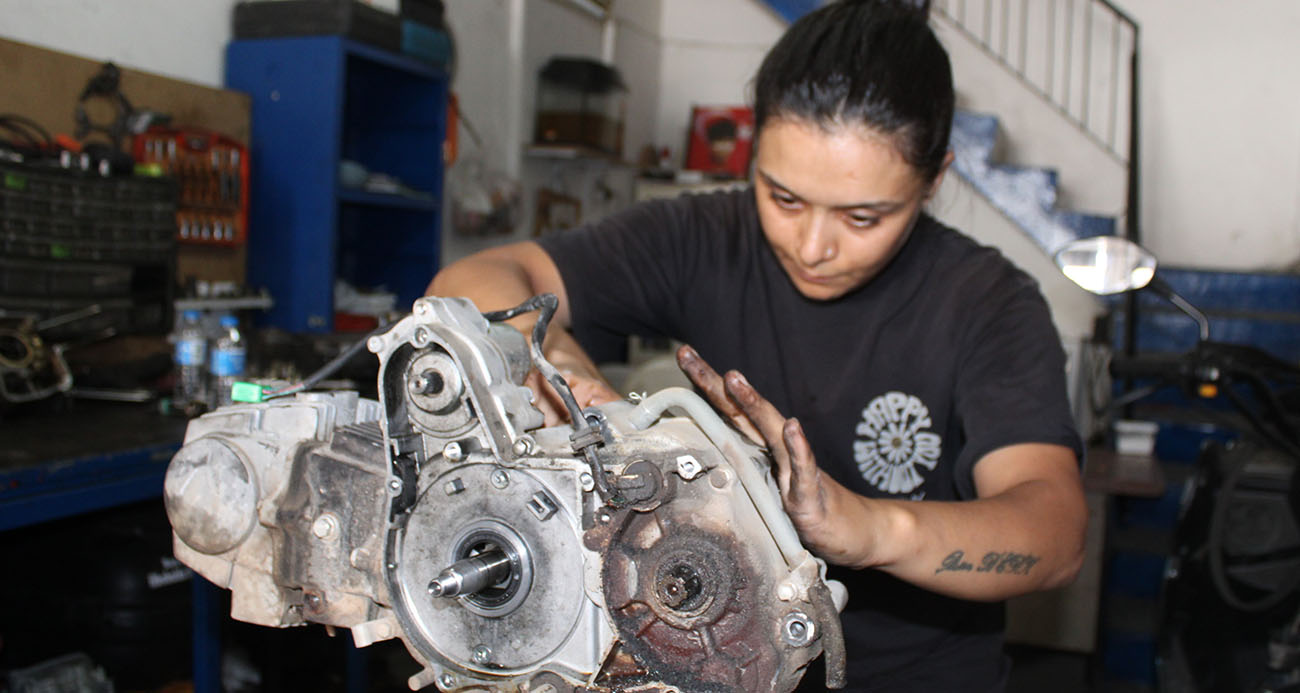 Çırak bulamayan eşine destek için başladı, motor ustası oldu