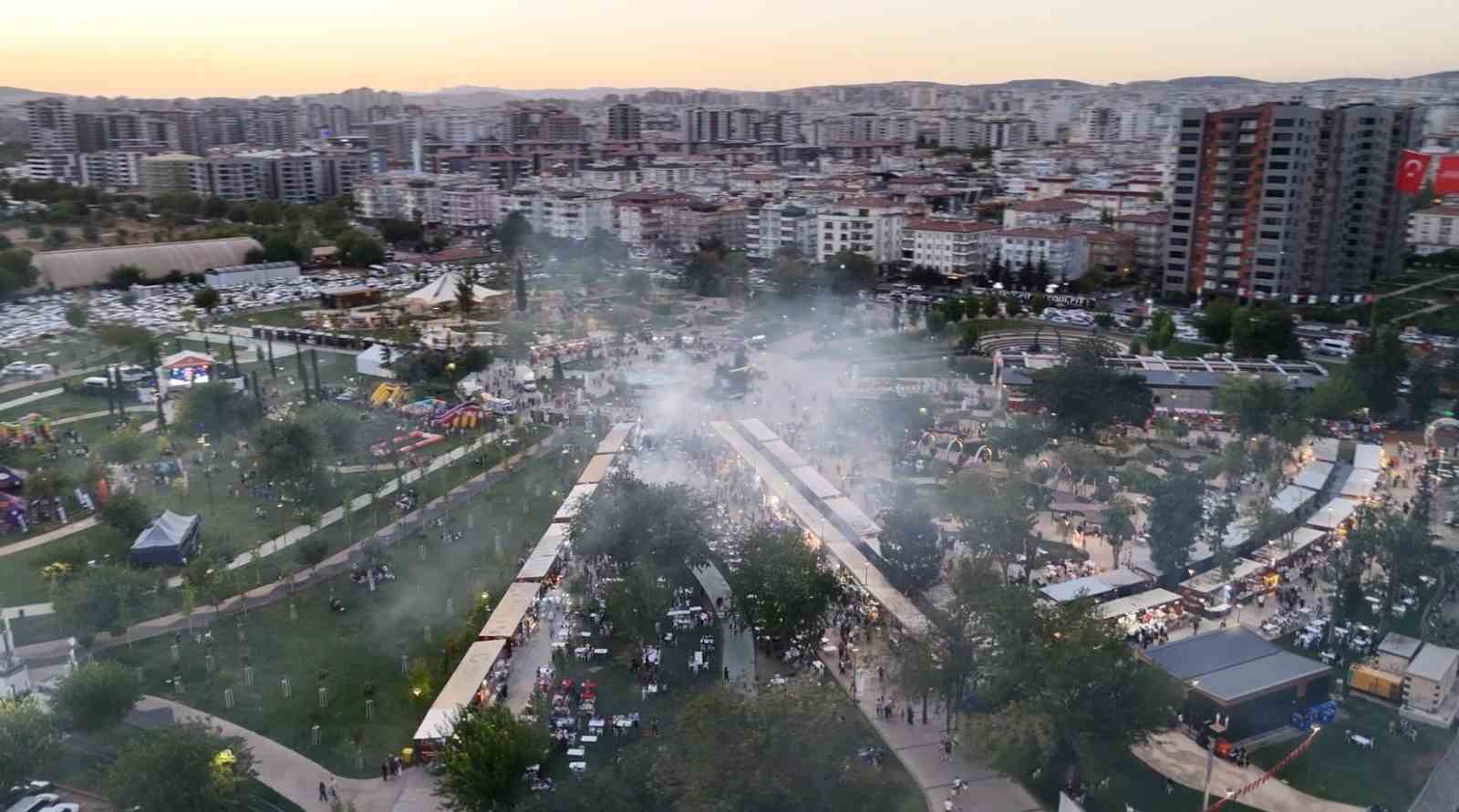 GastroANTEP’te kebap stantlarının önünde kuyruk oluştu, dumandan göz gözü görmedi