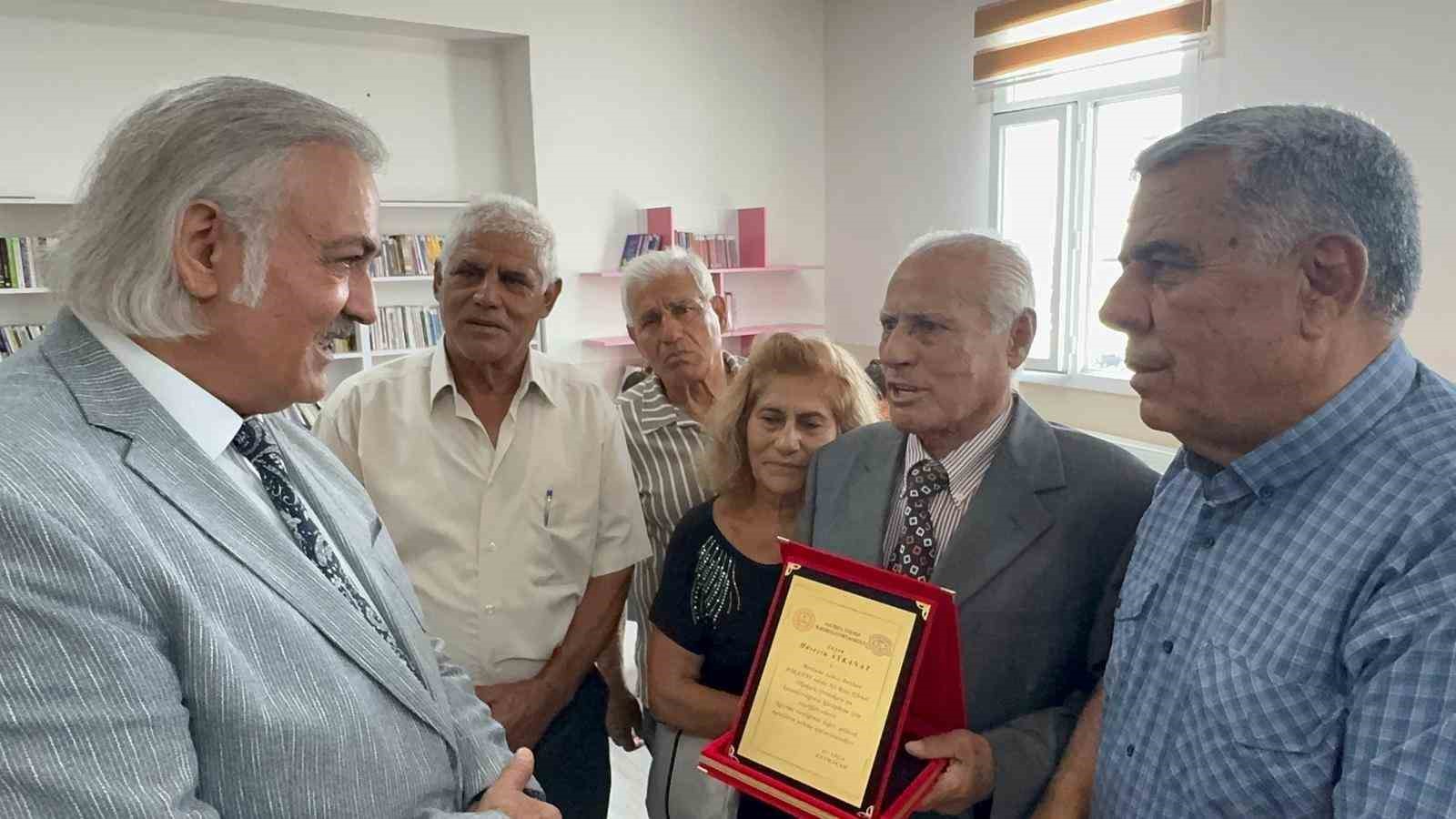 Sökeli hayırsever eşinin ismini okul kütüphanesinde yaşatacak