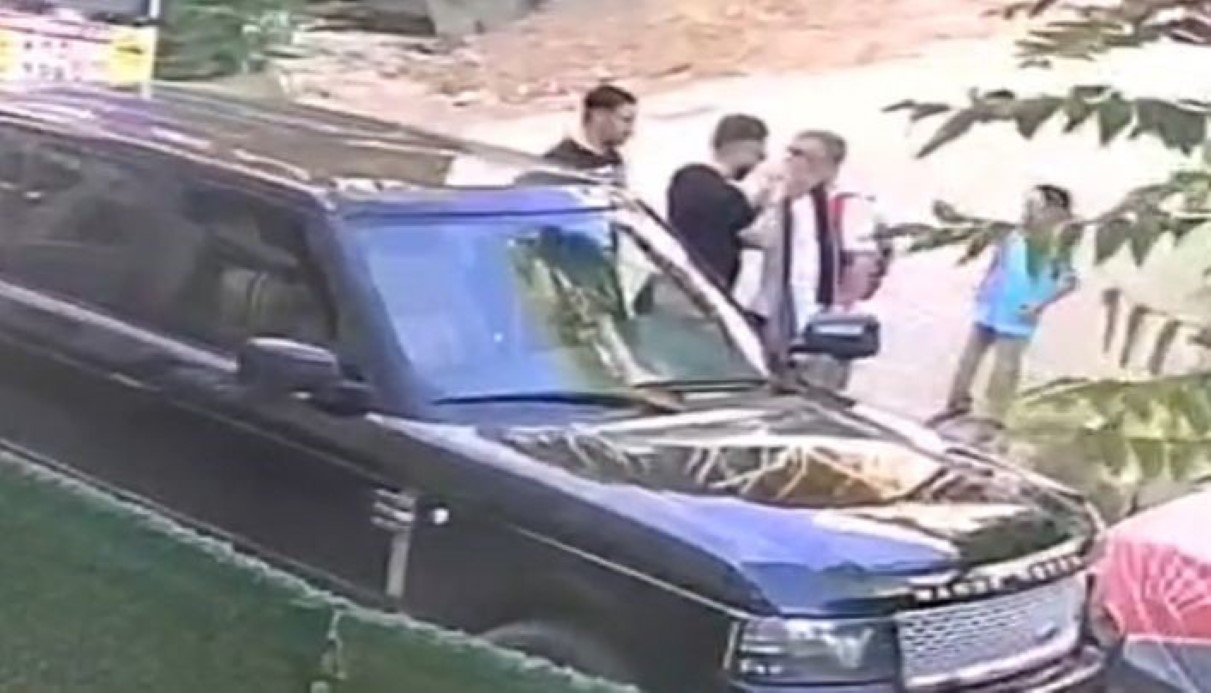 Çocuklarını okula götüren babaya tokat attı