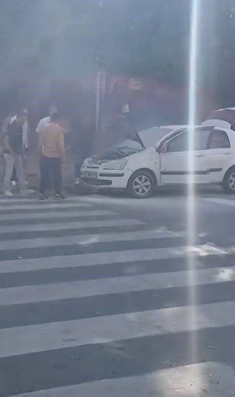 Esenyurt’ta okul önünde park halinde olan araç yandı