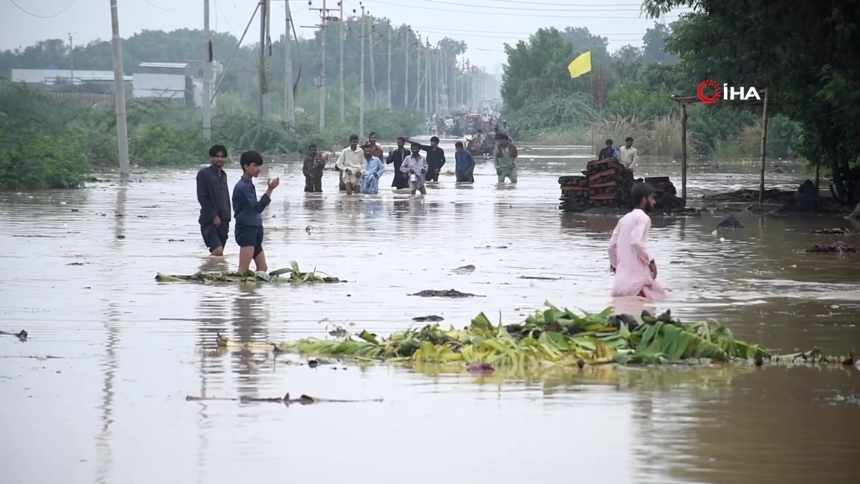 Pakistan'da muson yağışları nedeniyle can kaybı 985'e yükseldi