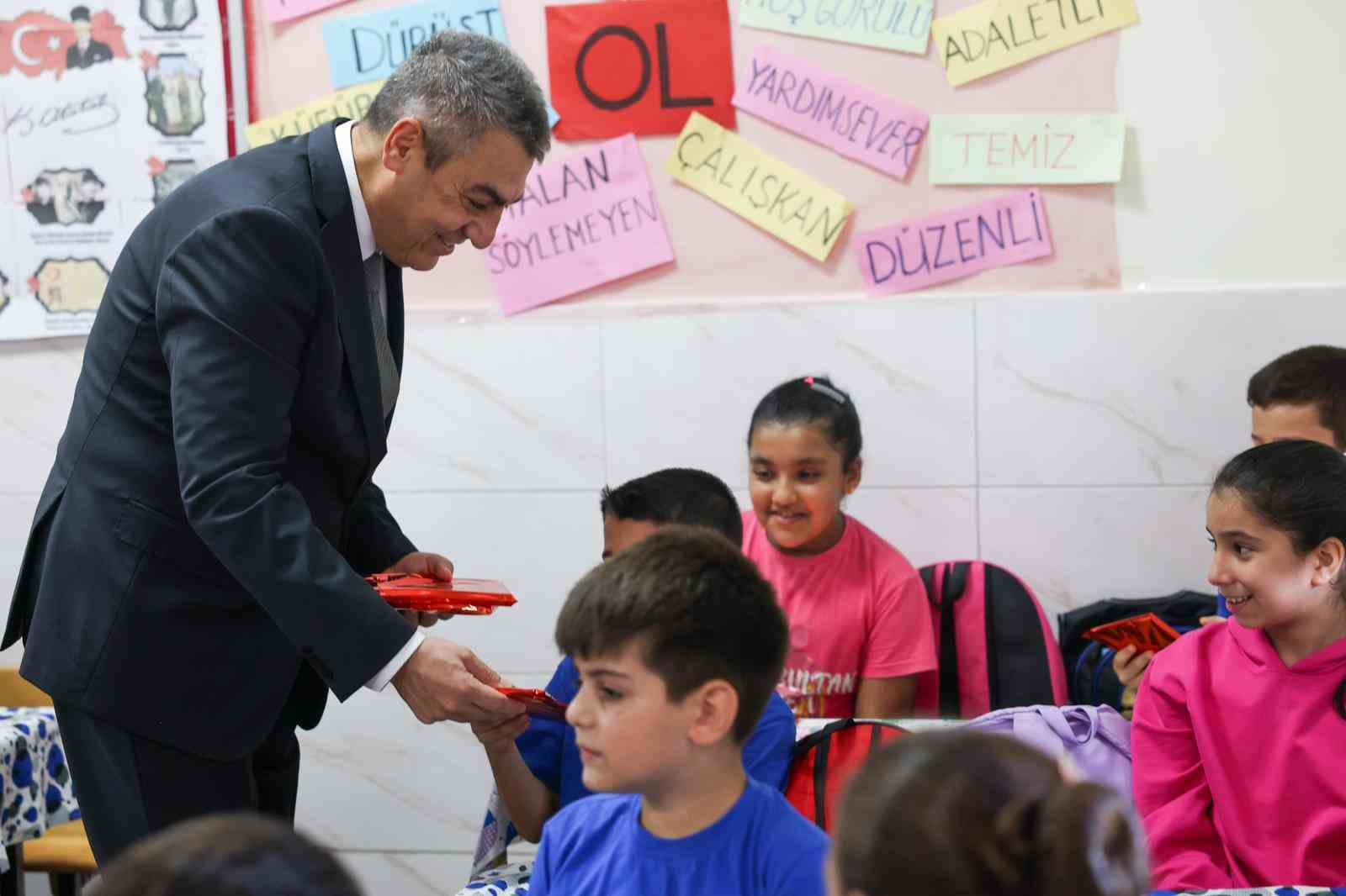 Vali Toros, öğrencilerle birlikte fidan dikti