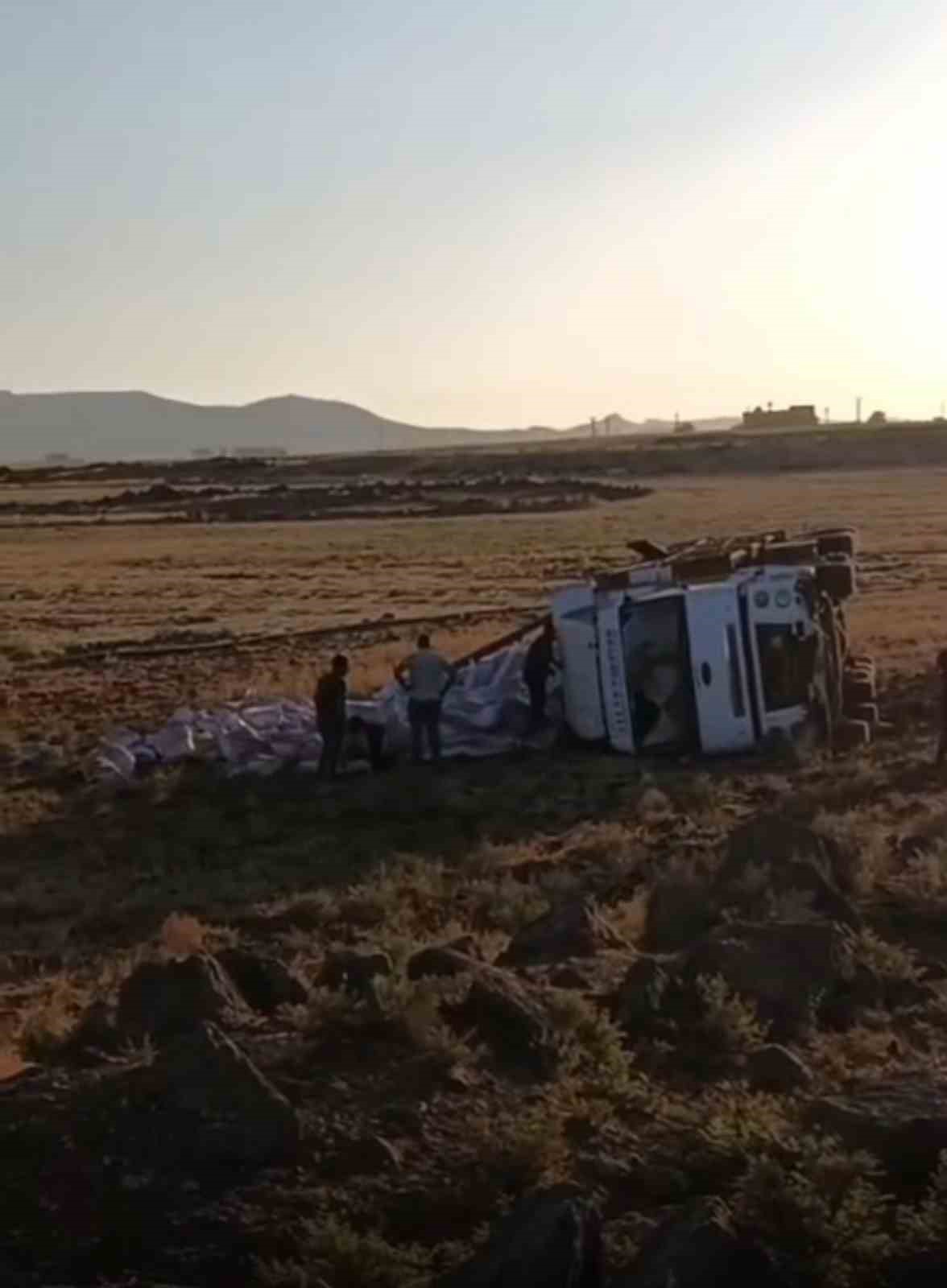 Mardin’de tır şarampole yuvarlandı: 1 yaralı