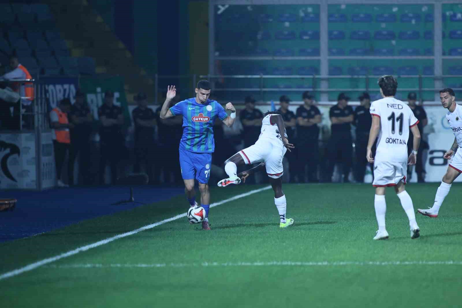 Trendyol Süper Lig: Çaykur Rizespor: 0 - Gençlerbirliği: 0 (İlk yarı)