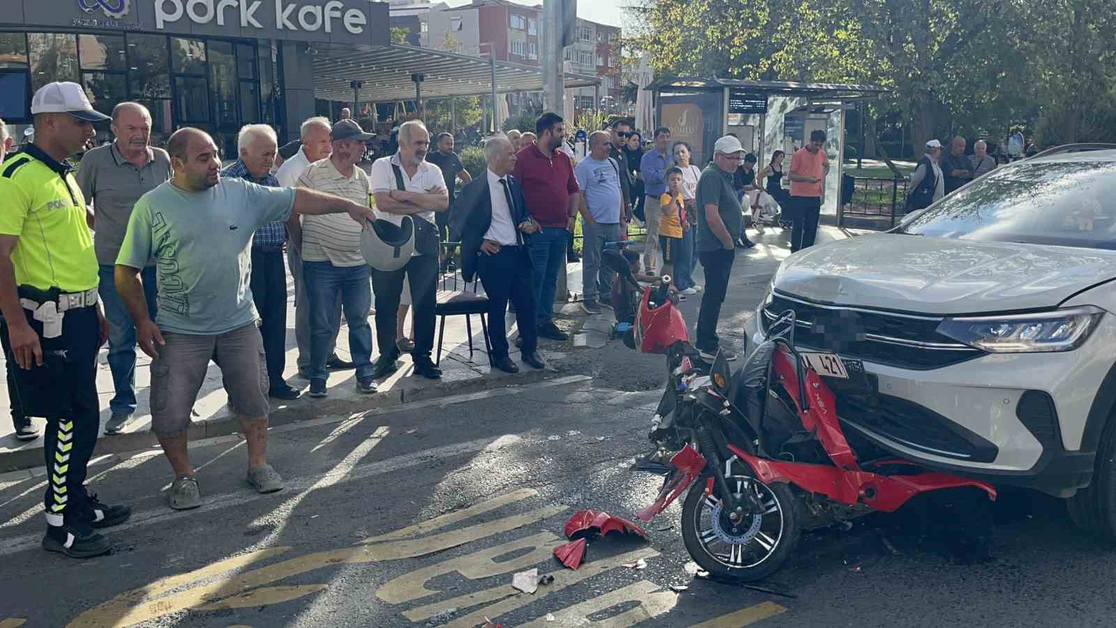 İki otomobilin arasında kağıt gibi ezildi: Motosiklet üzerindeki 2 kişi kazadan yaralı kurtuldu