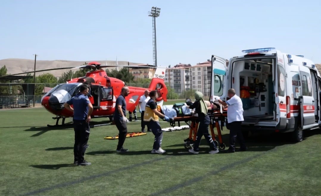 Traktörden düşen şahıs ambulans helikopterle hastaneye sevk edildi