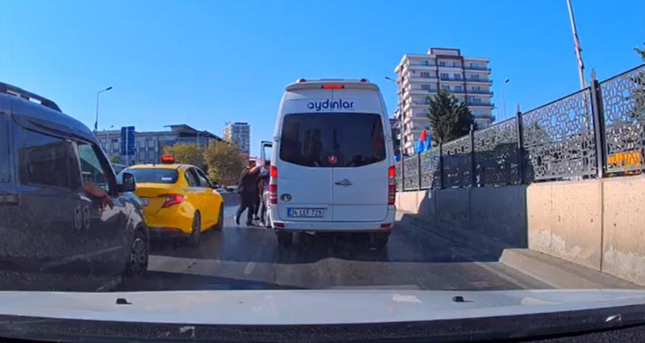 Şehir eşkıyaları yol kesip minibüs şoförünü dövdü