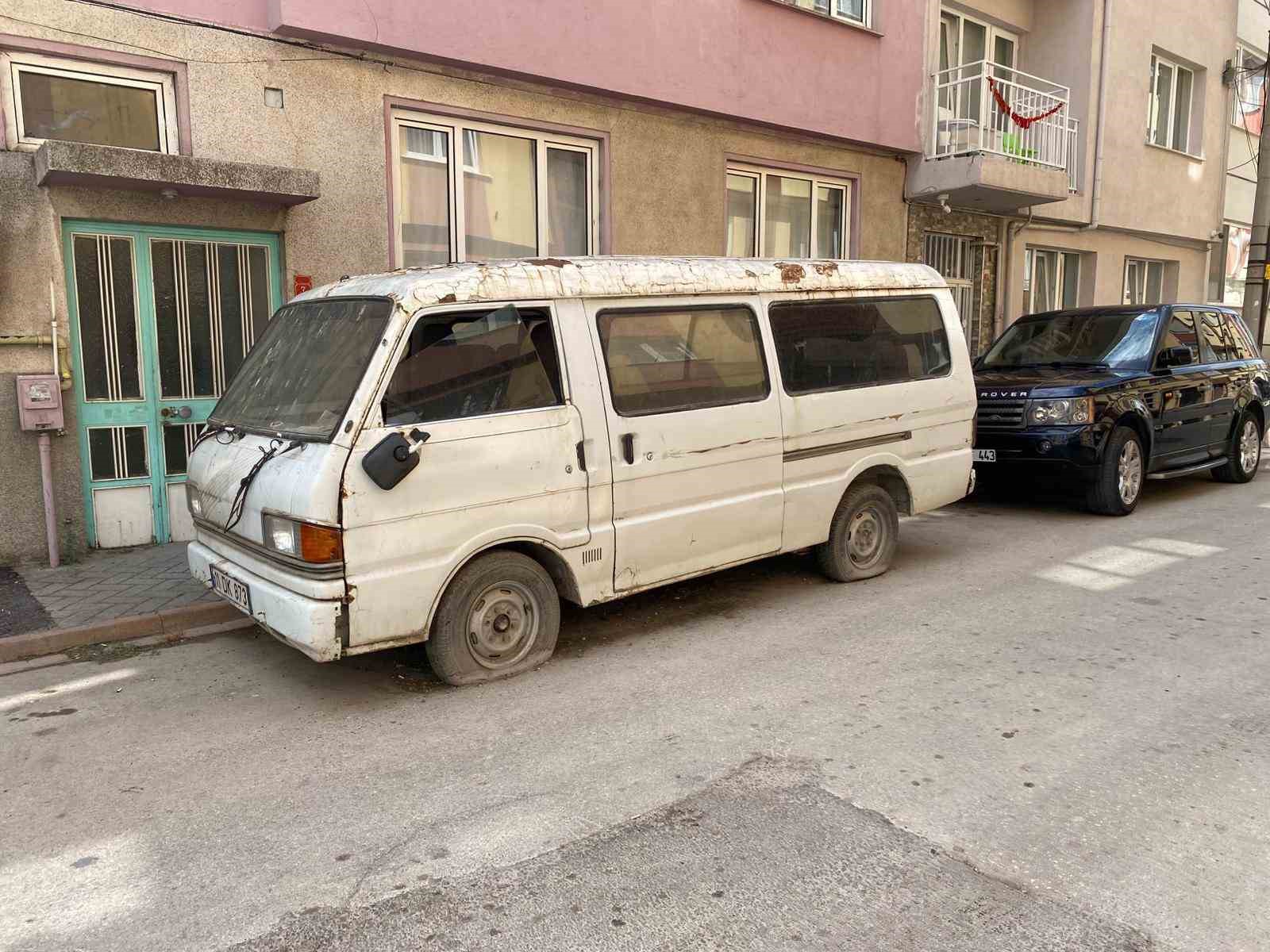 Sokakta terk edilen panelvan araç