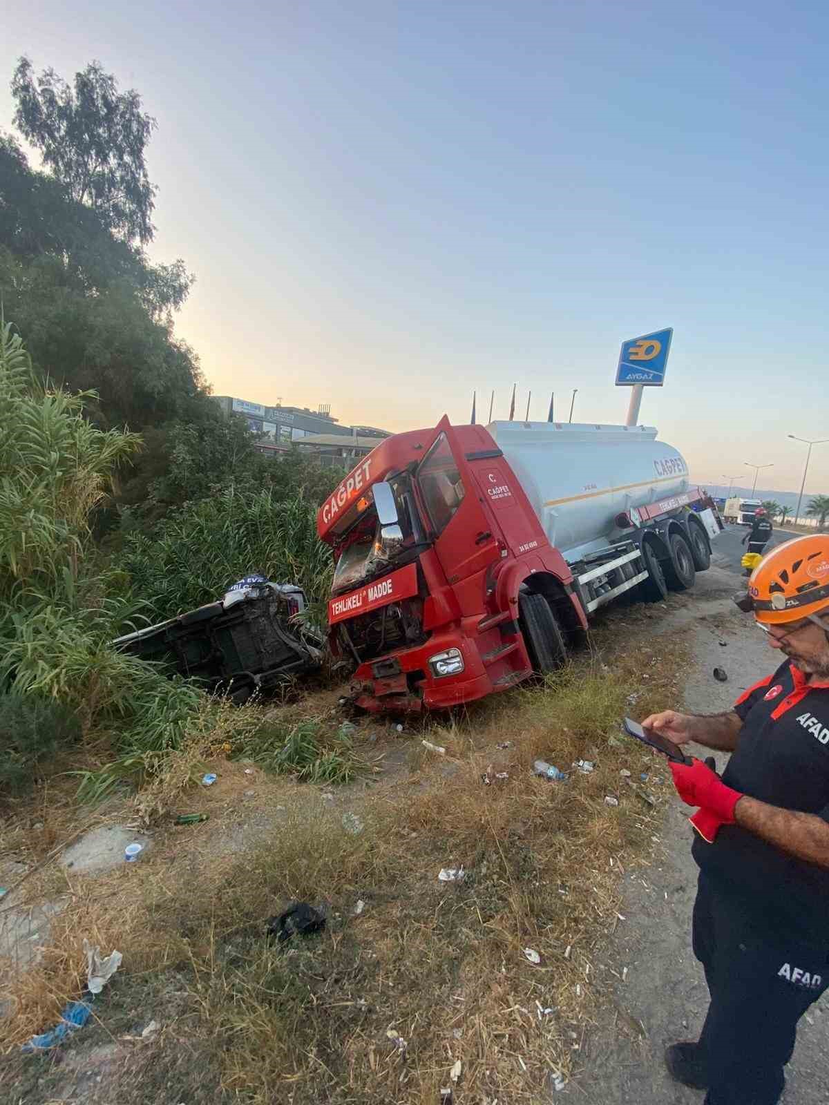 Akaryakıt tankeri ile minibüs çarpıştı: 4 yaralı