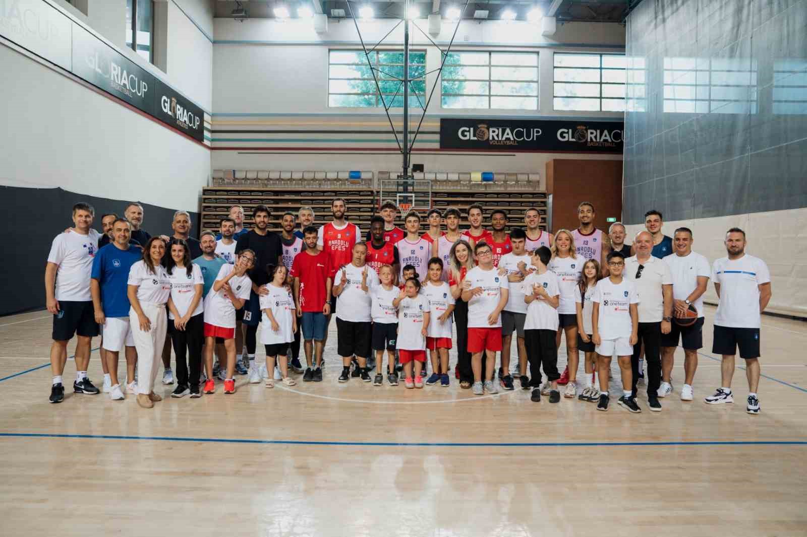 Corendon Turizm Grubu ve ZİÇEV çocukları, A. Efes antrenmanını ziyaret etti