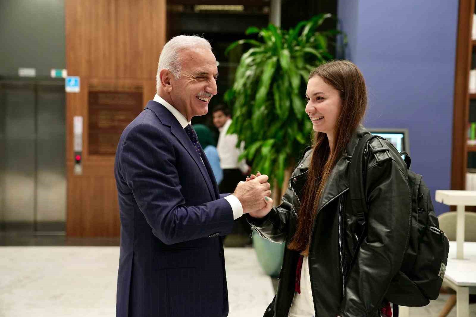 Ümraniye Belediyesi’nden gençlere yeni dönemde eğitim desteği