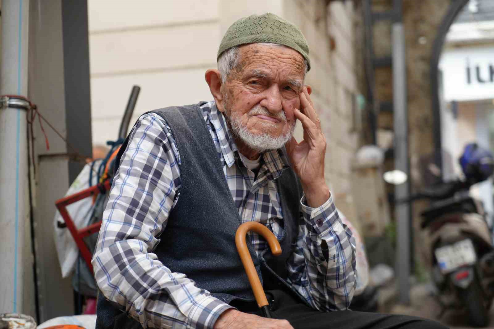 Asrın ustası: 96 yaşında gözlük kullanmadan şemsiye tamir ediyor