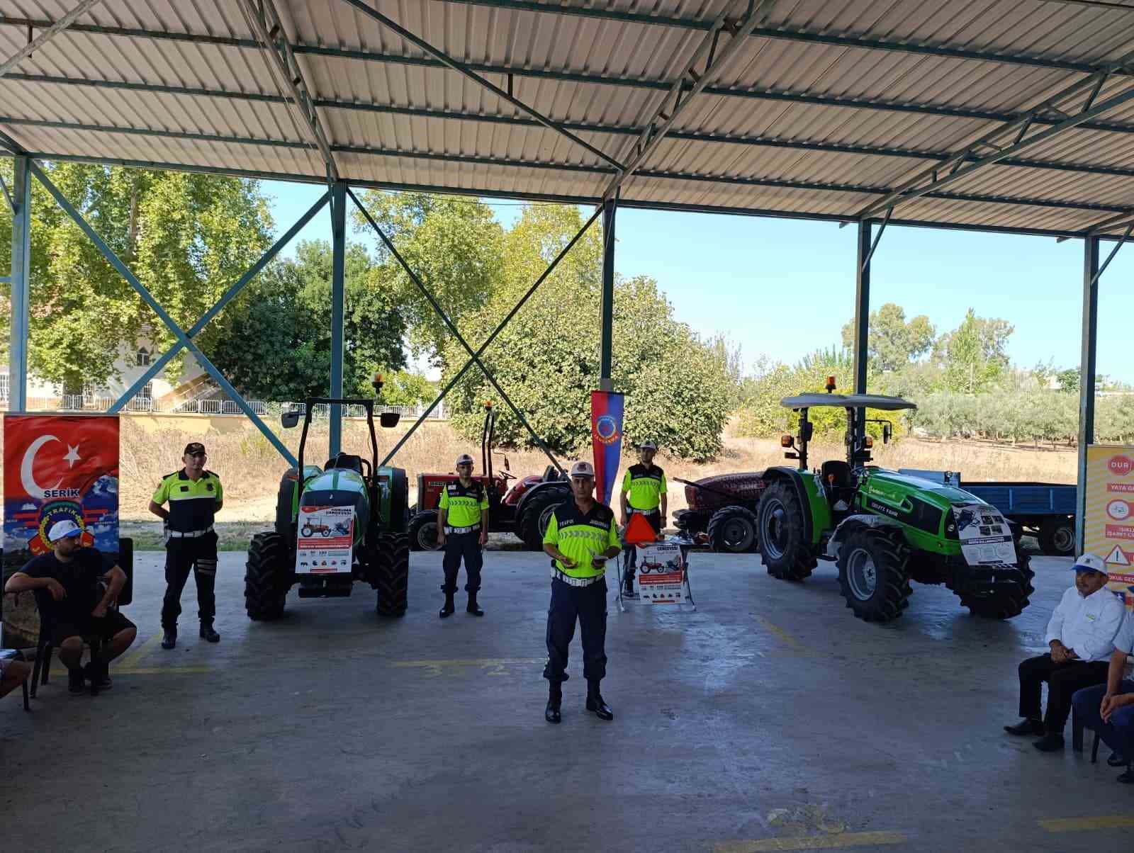 Serik’te jandarmadan tarım aracı sürücülerine eğitim
